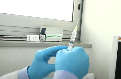 Проведение кодирования Вивитролом в Звенигово Шприц с Вивитролом в руках у врача